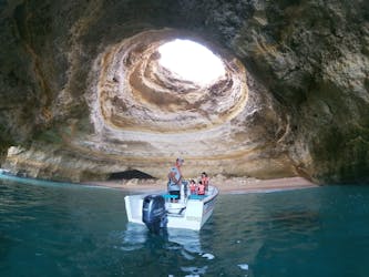 Tour privato in barca delle grotte di Benagil e Marinha